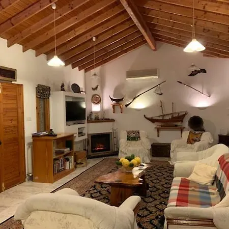 Semesterbostad 4 Bedroom House With Large Garden & Swimming Pool