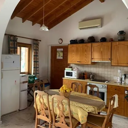 4 Bedroom House With Large Garden & Swimming Pool