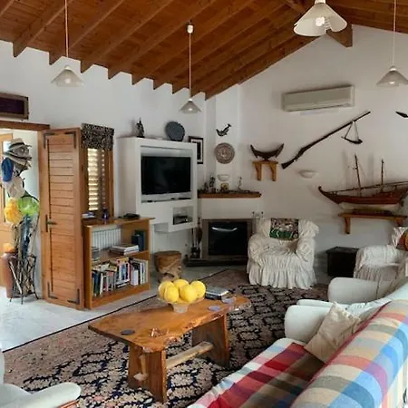 4 Bedroom House With Large Garden & Swimming Pool