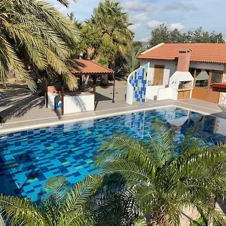 4 Bedroom House With Large Garden & Swimming Pool *