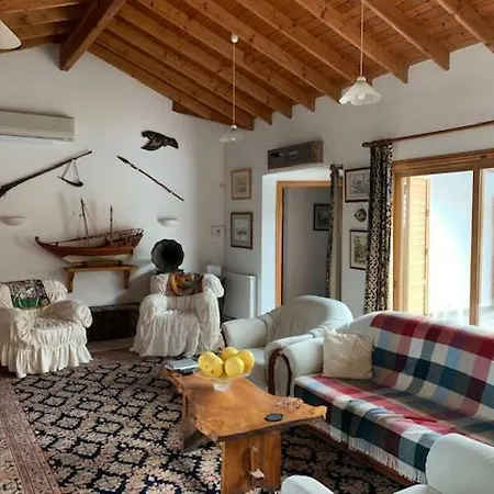 4 Bedroom House With Large Garden & Swimming Pool Semesterbostad