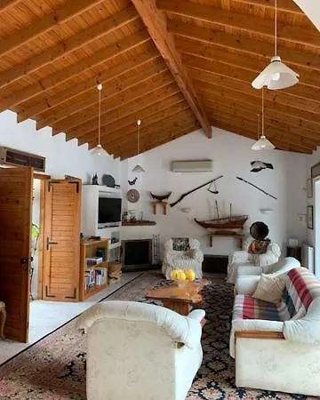 4 Bedroom House With Large Garden & Swimming Pool *