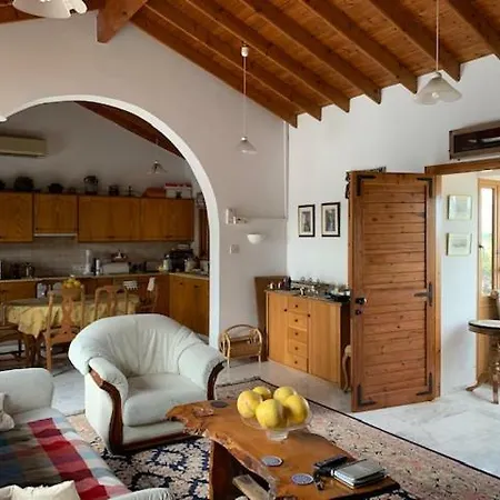 4 Bedroom House With Large Garden & Swimming Pool *
