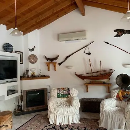 4 Bedroom House With Large Garden & Swimming Pool *