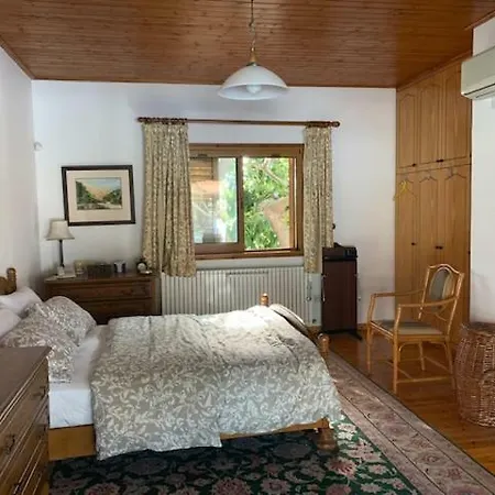 Semesterbostad 4 Bedroom House With Large Garden & Swimming Pool *