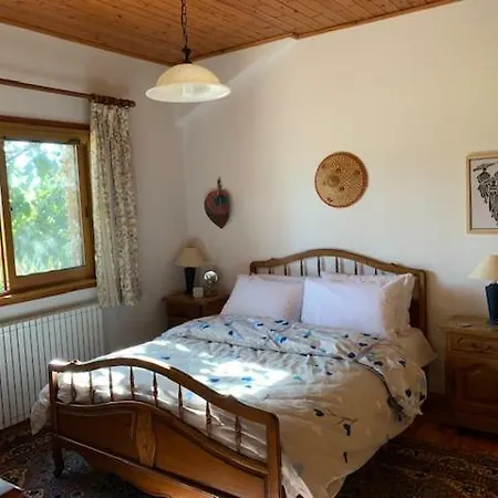 4 Bedroom House With Large Garden & Swimming Pool *