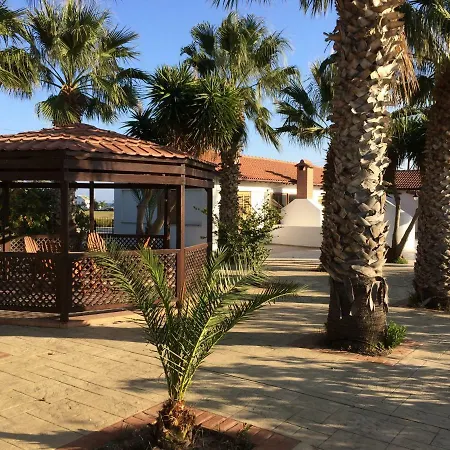 Semesterbostad 4 Bedroom House With Large Garden & Swimming Pool