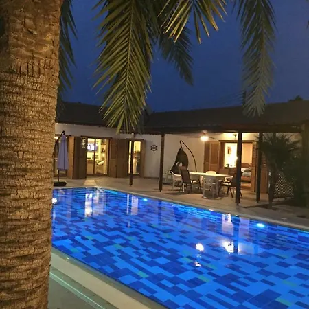 Semesterbostad 4 Bedroom House With Large Garden & Swimming Pool Zygi
