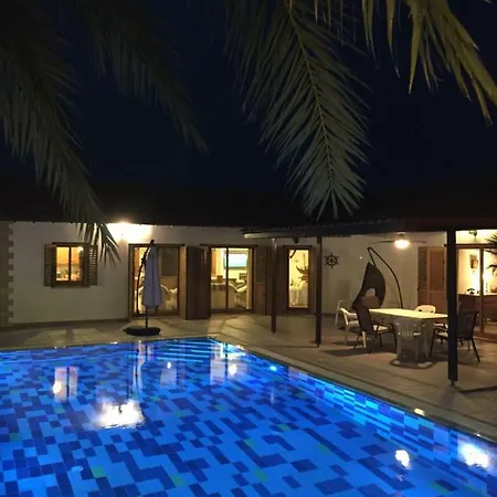 4 Bedroom House With Large Garden & Swimming Pool Nyaraló Zíji
