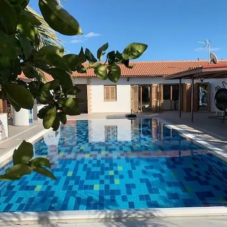 4 Bedroom House With Large Garden & Swimming Pool Semesterbostad