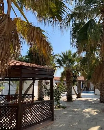 4 Bedroom House With Large Garden & Swimming Pool Zíji