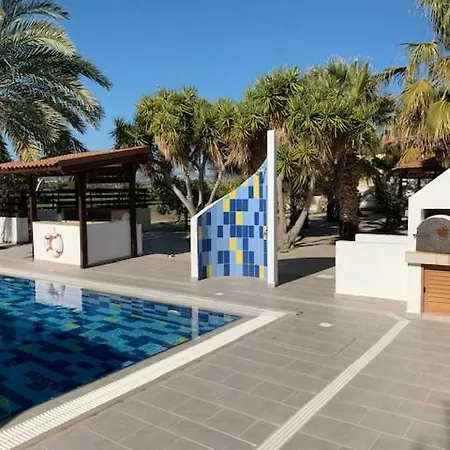 Semesterbostad 4 Bedroom House With Large Garden & Swimming Pool