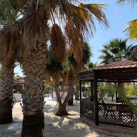 Semesterbostad 4 Bedroom House With Large Garden & Swimming Pool