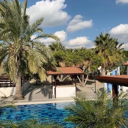 4 Bedroom House With Large Garden & Swimming Pool Semesterbostad *