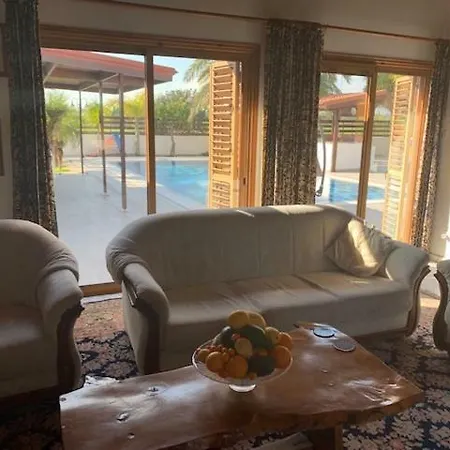 Nyaraló 4 Bedroom House With Large Garden & Swimming Pool