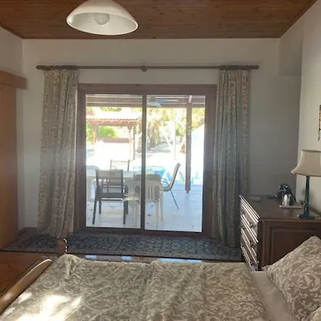 Semesterbostad 4 Bedroom House With Large Garden & Swimming Pool Zygi