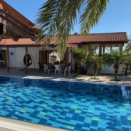 4 Bedroom House With Large Garden & Swimming Pool Nyaraló Zíji
