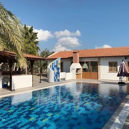 Nyaraló 4 Bedroom House With Large Garden & Swimming Pool