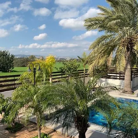Nyaraló 4 Bedroom House With Large Garden & Swimming Pool