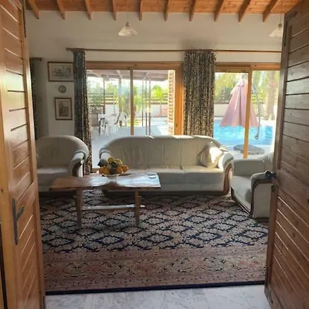 4 Bedroom House With Large Garden & Swimming Pool Nyaraló