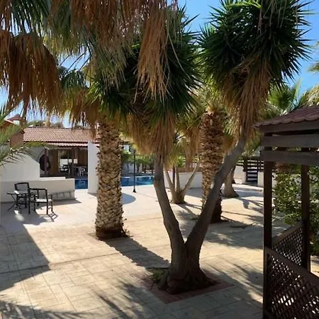 4 Bedroom House With Large Garden & Swimming Pool Nyaraló