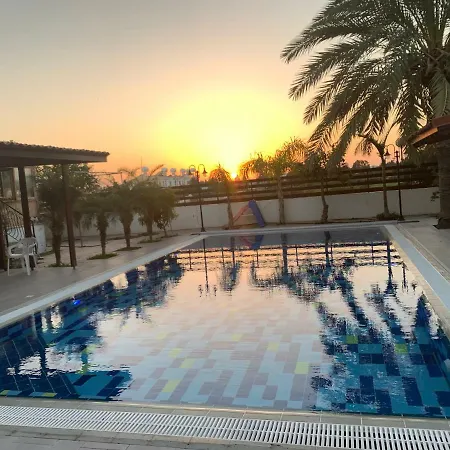 4 Bedroom House With Large Garden & Swimming Pool *
