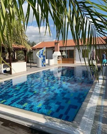 Semesterbostad 4 Bedroom House With Large Garden & Swimming Pool *