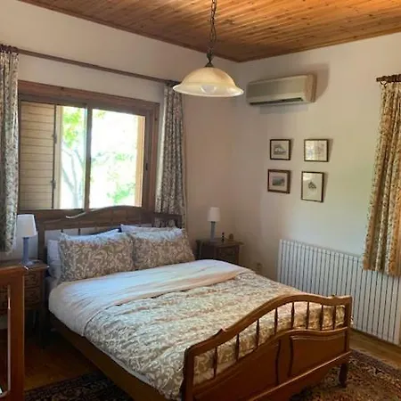 4 Bedroom House With Large Garden & Swimming Pool *