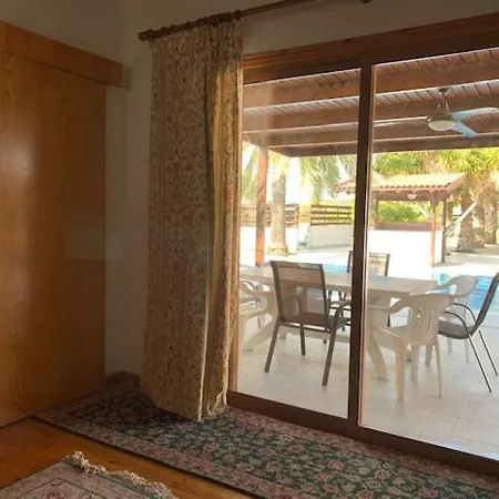 4 Bedroom House With Large Garden & Swimming Pool Zygi