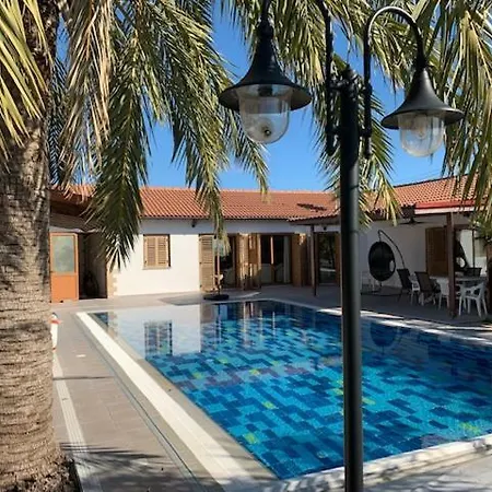4 Bedroom House With Large Garden & Swimming Pool Nyaraló Zíji
