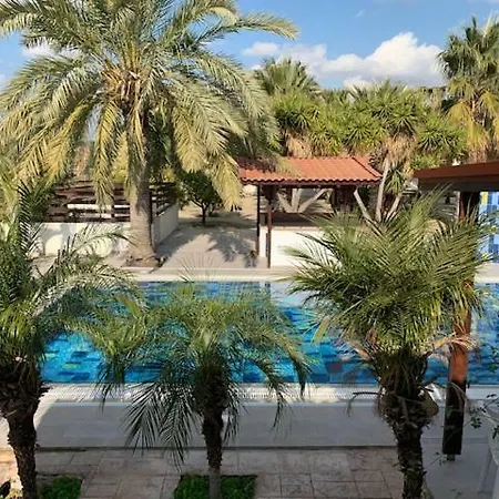 Nyaraló 4 Bedroom House With Large Garden & Swimming Pool