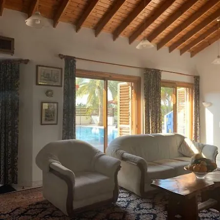 4 Bedroom House With Large Garden & Swimming Pool Nyaraló *