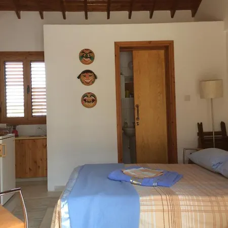 4 Bedroom House With Large Garden & Swimming Pool