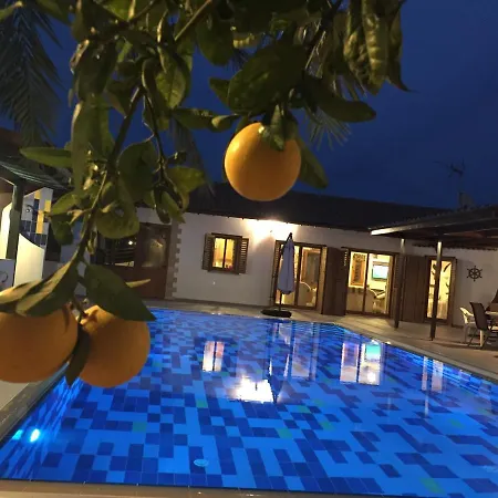 4 Bedroom House With Large Garden & Swimming Pool Nyaraló *